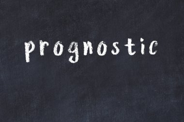 Tebeşir el yazısıyla yazılmış yazı tahmini siyah masanın üzerinde.