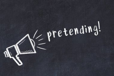 Hoparlör çizimli siyah karatahta ve yazıtlar numara yapıyor