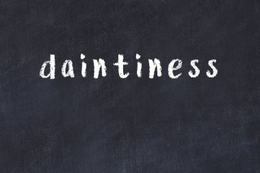 Tebeşir elle yazılmış yazı, siyah masa üzerindeki zariflik.