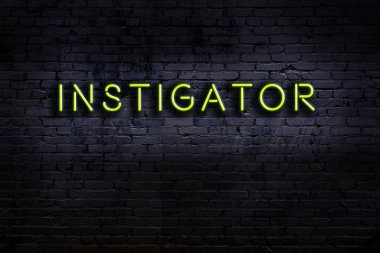 Duvara yazı yazdıran neon levhası. Gece görünümü