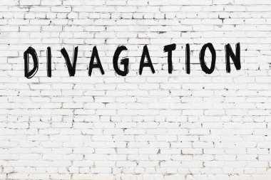 Siyah boyayla el yazısıyla yazılı beyaz tuğla duvar.