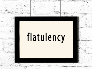 Beyaz tuğla duvarda asılı siyah ahşap çerçeve. 