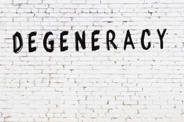 Beyaz tuğlalı duvar, siyah boyalı el yazısıyla yazılmış.