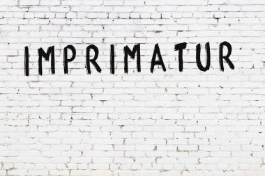 Yazılı beyaz tuğla duvar. Siyah boyalı el yazısı.