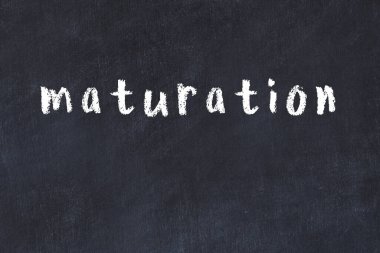 Üzerinde el yazısıyla yazılmış yazı tahtasının olgunlaştığı kolej tahtası.