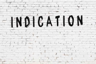 Beyaz tuğla duvara siyah boya ile yazılmış yazı göstergesi.