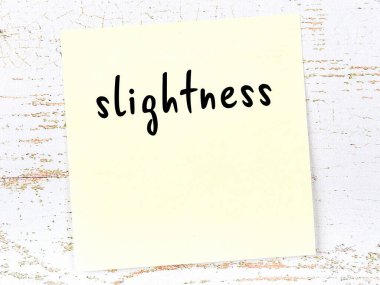 Zayıflıkla ilgili hatırlatma kavramı. Tahta duvarda üzerinde yazı olan sarı yapışkan kağıt.