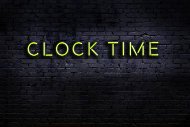 Geceleri duvarda neon levhası var. Yazma saati zamanı