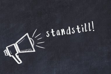 Hoparlör çizimi ve yazıt durması olan siyah karatahta