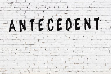 Beyaz tuğla duvara siyah boya ile yazılmış bir yazı..