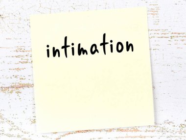 Tahta duvardaki sarı yapışkan notta elle yazılmış yazılar var.