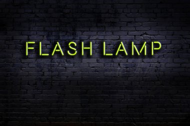 Geceleri duvarda neon levhası var. Yazı flaş lambası