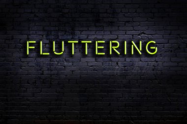 Geceleri duvarda neon levhası var. Yazı çırpınıyor