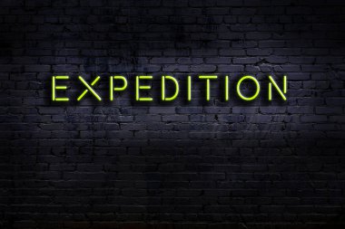 Geceleri duvarda neon levhası var. Yazıt keşfi.