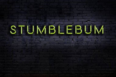 Geceleri duvarda neon levhası var. Yazıt tökezlemesi