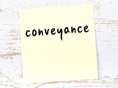 Taşımacılık hakkında hatırlatma kavramı. Tahta duvarda üzerinde yazı olan sarı yapışkan kağıt.