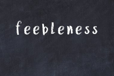 Siyah masadaki tebeşir el yazısı zayıflığı