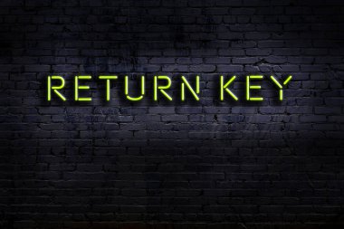 Geceleri duvarda neon levhası var. Yazı döndürme anahtarı