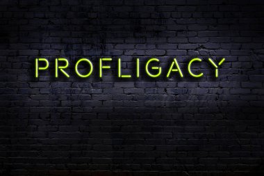 Duvara yazı kazınmış neon levhası. Gece görünümü