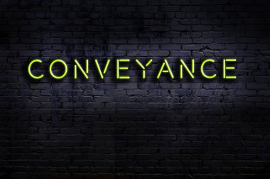 Geceleri duvarda neon levhası var. Yazı iletimi