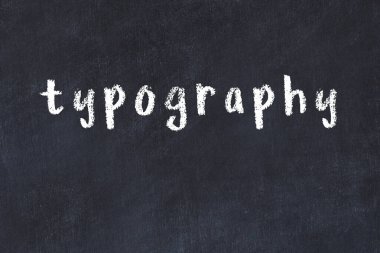 Siyah masadaki tebeşir el yazısı tipografisi