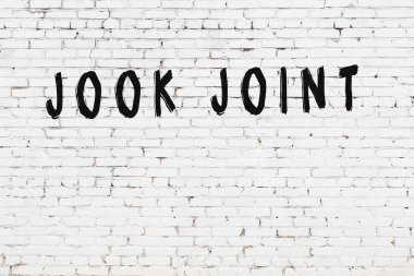 Yazılı beyaz tuğla duvar. El yazısıyla siyah boya.