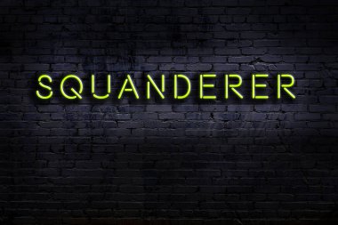 Duvara yazı yazan bir neon levhası. Gece görünümü