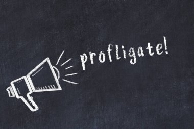 Üzerinde hoparlör ve yazı olan siyah karatahta.