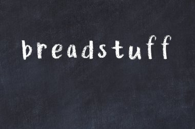 Üzerinde el yazısıyla yazılmış ekmek parçaları olan üniversite yazı tahtası.