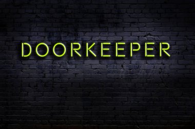 Duvara yazı yazan neon levhası. Gece görünümü