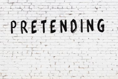 Yazı, beyaz duvarda siyah boya ile yazılmış gibi gösteriliyor..