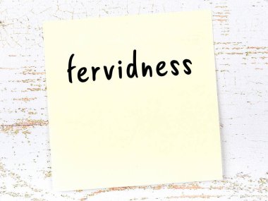 Tahta duvardaki sarı yapışkan notta el yazısıyla yazılmış doğurganlık.