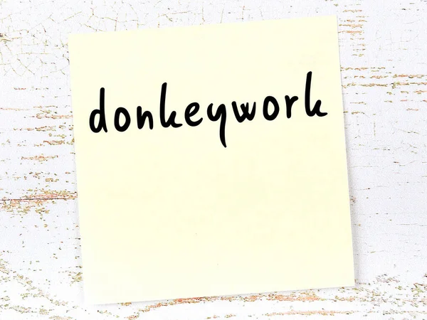 Note Collante Jaune Sur Mur Bois Avec Inscription Manuscrite Donkeywork — Photo