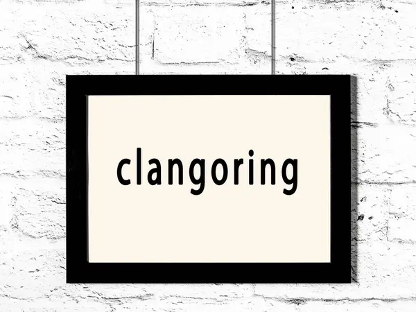 Μαύρο Ξύλινο Πλαίσιο Επιγραφή Clangoring Κρέμεται Λευκό Τοίχο Τούβλο — Φωτογραφία Αρχείου