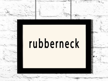 Beyaz tuğla duvara asılı siyah ahşap çerçeve. 