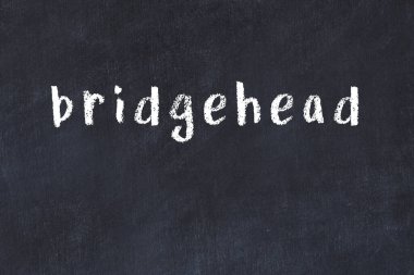 Üzerinde el yazısıyla yazılmış köprü başlığı olan üniversite yazı tahtası.