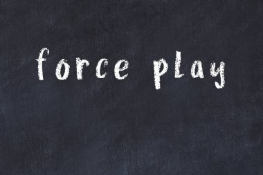 Tebeşir elle yazılmış yazı tipi siyah masada oynanıyor