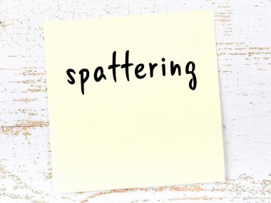 Sıçrama hakkında hatırlatma kavramı. Tahta duvarda üzerinde yazı olan sarı yapışkan kağıt.