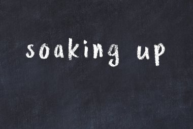 Üzerinde el yazısıyla yazılmış bir yazı tahtasının olduğu üniversite tahtası.