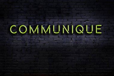 Geceleri duvarda neon levhası var. Yazı bildirisi