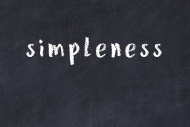 Tebeşir el yazısı yazması basitlik siyah masa üzerinde