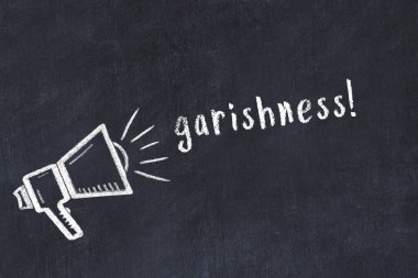 Hoparlör çizimi ve yazı süslemesi olan siyah karatahta.