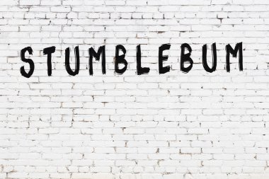 Yazılı beyaz tuğla duvar tökezlemiş, el yazısıyla siyah boya.