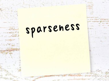 Ahşap duvarda sarı yapışkan bir not, el yazısıyla yazması seyrek.