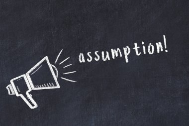 Hoparlör çizimi ve yazıt varsayımı olan siyah karatahta