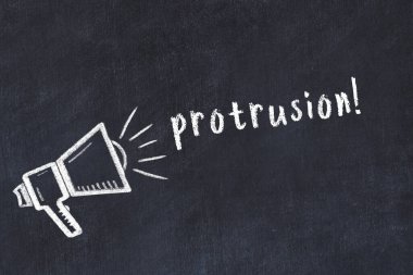 Hoparlörlerin tebeşir çizimi ve siyah masanın üzerine el yazısıyla yazılmış yazı çıkıntısı