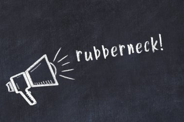 Hoparlörün tebeşir çizimi ve siyah masanın üzerine el yazısıyla yazılmış prezervatif.