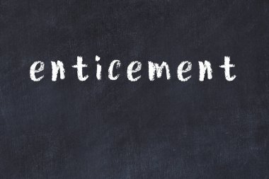 Siyah masanın üzerine elle yazılmış tebeşir yazısı.