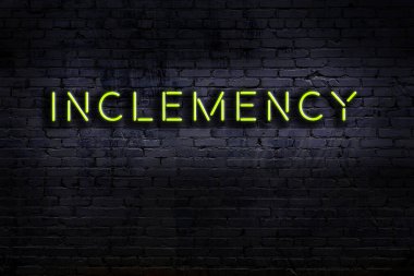 Duvara yazı kazınmış neon levhası. Gece görünümü