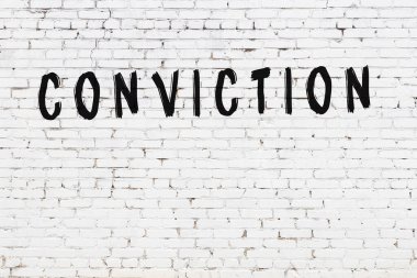 Yazı mahkumiyeti beyaz duvarda siyah boya ile yazılmış..